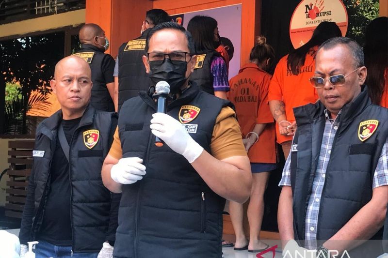 Jajaran Direktorat Reserse Kriminal Umum Kepolisian Daerah Bali memberikan keterangan terkait pengungkapan kasus dugaan prostitusi berkedok Spa di Polda Bali Denpasar, Jumat (11/10/2024). ANTARA/Rolandus Nampu