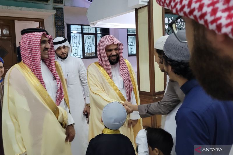 Imam Besar Masjid Nabawi Syekh Ahmad bin Ali Al-Hudzaifi (tengah) saat menyalami sejumlah jamaah yang hadir sebelum ibadah Shalat Maghrib di Masjid Agung Sunda Kelapa, Menteng, Jakarta, Jumat (11/10/2024). ANTARA/Sean Filo Muhamad.