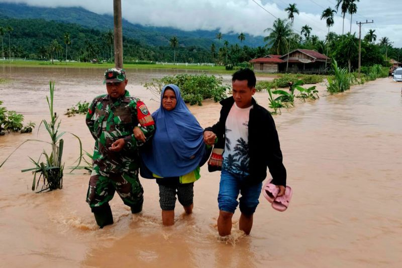 Prajurit TNI jajaran Korem Lilawangsa membantu warga terdampak banjir di Aceh Tenggara, Jumat (11/10/2024). (ANTARA/HO-Korem Lilawangsa)