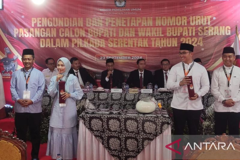 Paslon Bupati Serang saat pengundian nomor urut di Kantor KPU Kota Serang, Senin (23/9/2024). ANTARA/Desi Purnama Sari.