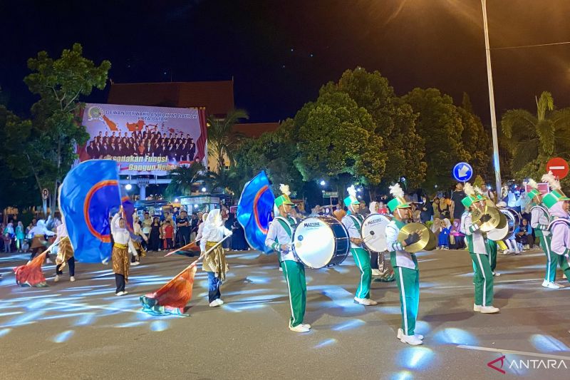 Penampilan marching arts dari SMPN 34 Batam di Engku Putri Batam pada parade jalanan BIMAC, Jumat (11/10/2024). (ANTARA/Amandine Nadja)