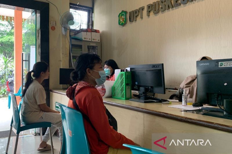 Sejumlah warga sedang mendaftar di UPT Puskesmas Teladan, Jalan Sisingamangaraja No.65, Medan. (ANTARA/HO-Diskominfo Kota Medan)