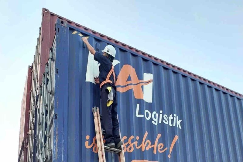 Petugas KAI Logistik memasang teknologi Radio Frequency Identification (RFID) di salah satu kontainer. ANTARA/HO-Humas KAI Logistik