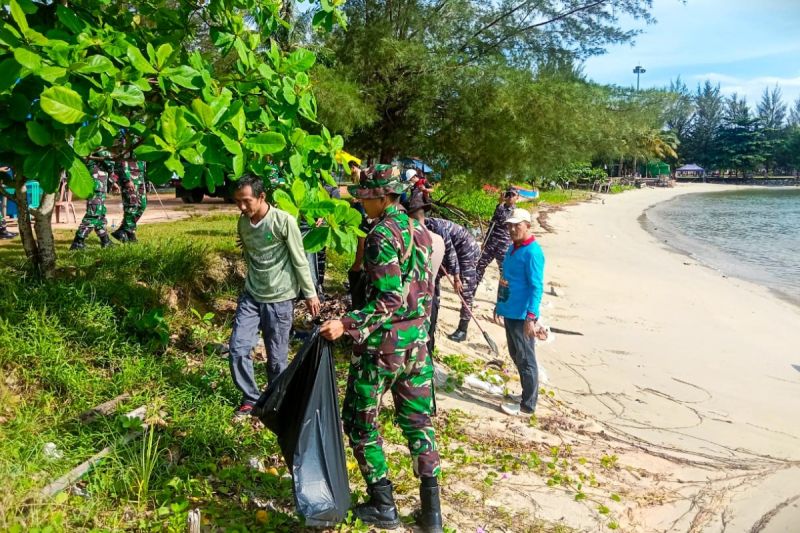 Personel TNI saat membersihkan pantai. ANTARA/HO-Kodim 0318 Natuna