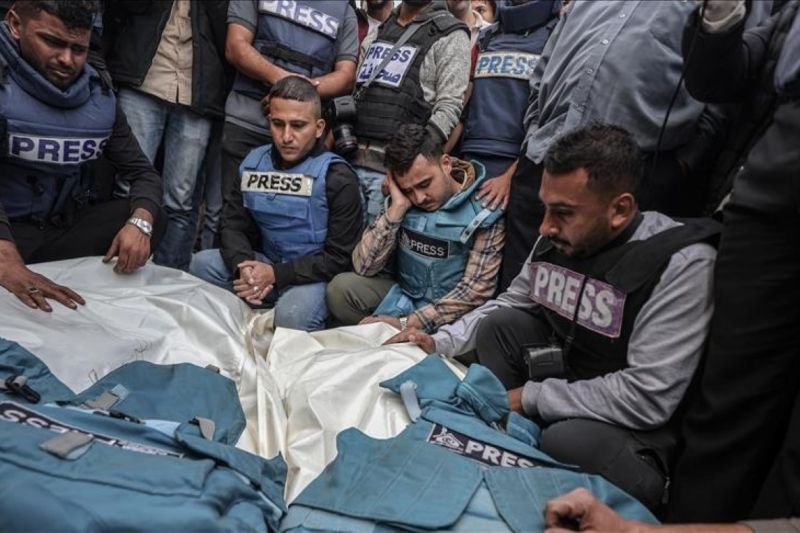Rezim zionis Israel telah menargetkan jurnalis dan reporter yang meliput peristiwa terkait kejahatan yang dilakukan rezim tersebut dalam Perang Gaza, termasuk kekejaman di kamp pengungsi Jabalia, lapor sejumlah media. /ANTARA/Anadolu/py (Anadolu)