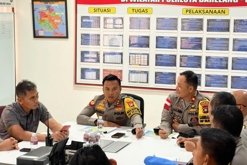 Wakapolres Barelang AKBP Fadil Agus (tengah) memberikan pengarahan pada kegiatan Anev Operasi Mantap Praja Seligi 2024 di Makopolresta Barelang, Kota Batam, Kepulauan Riau, Jumat (11/10/2024). (ANTARA/HO-Polresta Barelang)