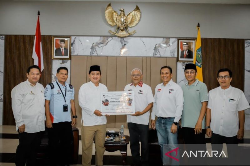 Penjabat Gubernur Nusa Tenggara Barat (NTB) Hassanudin saat menerima kehadiran Direktur Utama dan Vice-Chairman MotoGP Priandhi Satria serta Wakil Direktur Utama dan Vice-Chairman MotoGP Samsul Purba di Mataram, Jumat (11/10/2024). ANTARA/Pemprov NTB