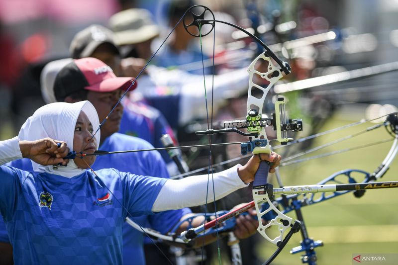 Pemanah Jawa Tengah Sumiarti (kiri dan Tri Nur Solichin (kedua kiri) membidik sasaran pada semifinal compound mixed team para-panahan Peparnas XVII Solo 2024 di Lapangan Kottabarat, Solo, Jawa Tengah, Jumat (11/10/2024). ANTARA FOTO/Mohammad Ayudha/tom. (ANTARA FOTO/MOHAMMAD AYUDHA)