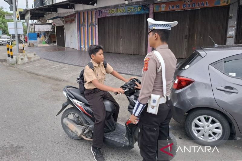 Personel Satuan Lalu-Lintas Polres Aceh Barat menghentikan sepeda motor yang dikendarai oleh pelajar diduga di bawah umur, saat melintasi ruas Jalan Teuku Umar Meulaboh, ibu kota kabupaten setempat, Jumat (11/10/2024). (ANTARA/HO-Dok Humas Polres Aceh Barat)