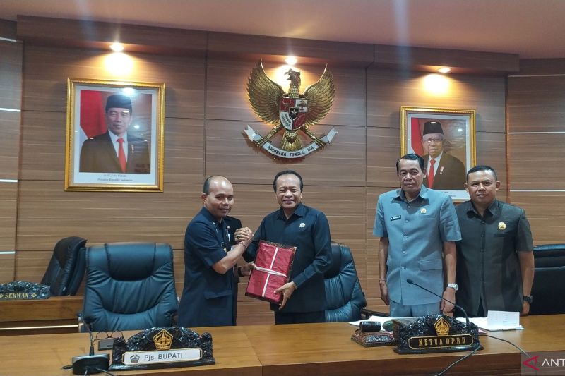 Pjs Bupati Bangli I Made Rentin menyerahkan rancangan APBD tahun 2025 ke DPRD saat rapat paripurna (Dok Humas) (Humas Bangli)