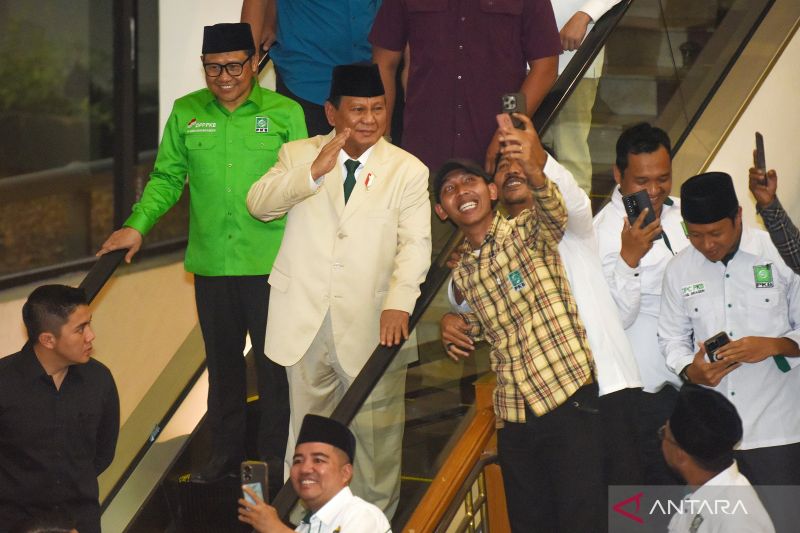 Arsip- Calon presiden terpilih Prabowo Subianto (kedua kiri) didampingi Ketua Umum PKB Muhaimin Iskandar (kiri) menyapa peserta usai menghadiri pembukaan Rapat Koordinasi Nasional Legislatif PKB di Jakarta, Kamis (10/10/2024). Rapat tersebut membahas koordinasi sinergi legislatif PKB di tingkat DPRD Kabupaten/Kota, Provinsi, dan DPR. ANTARA FOTO/Indrianto Eko Suwarso/aww.