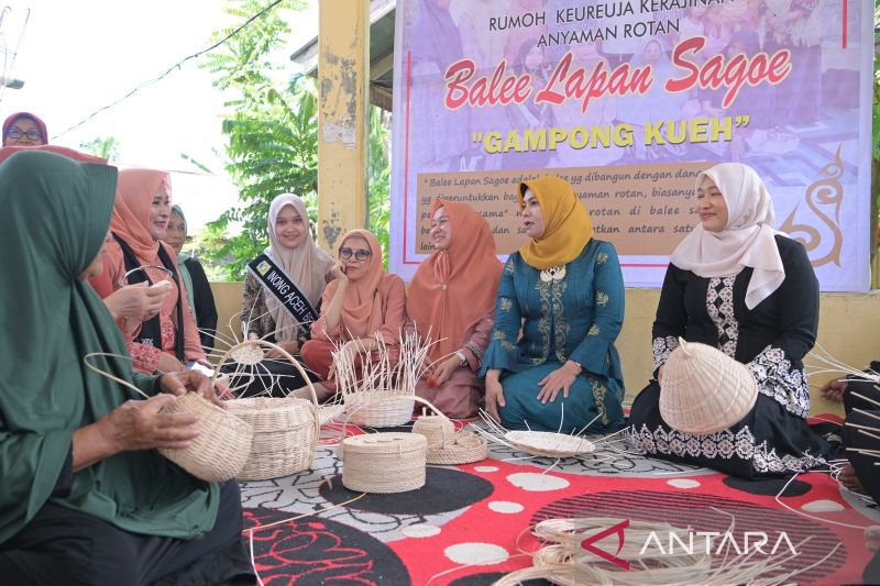Pj Ketua Dekranasda Aceh, Safriati, bersama Pj Ketua Dekranasda Aceh Besar, Cut Rezky Handayani, saat mengunjungi pengrajin rotan beraktifitas di Gampong Kueh, Lhoknga, Aceh Besar, Kamis (10/10/2024) ANTARA/HO-Humas Pemprov Aceh