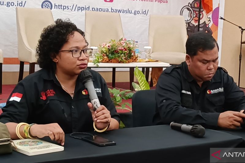 Komisioner Bawaslu Papua Bidang Pencegahan, Partisipasi Masyarakat, Yofrey Piryamta (kiri) saat memberikan keterangan di Jayapura, Jumat (11/10). ANTARA/Ardiles Leloltery