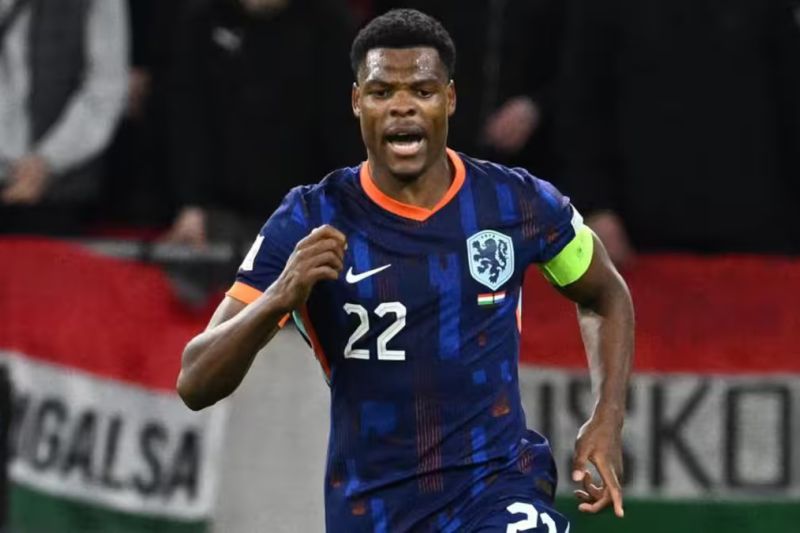Selebrasi Denzel Dumfries setelah mencetak gol penyeimbang lawan Hungaria dalam lanjutan League A Grup 3 UEFA Nations League di Puskas Stadium, Hungaria pada Sabtu (12/10/2024). ANTARA/UEFA