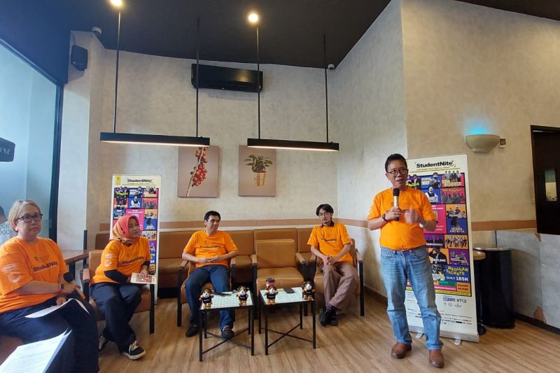 Dekan FISIP UI, Prof Dr Semiarto Aji Purwanto (kanan). (ANTARA/Dok FISIP UI)