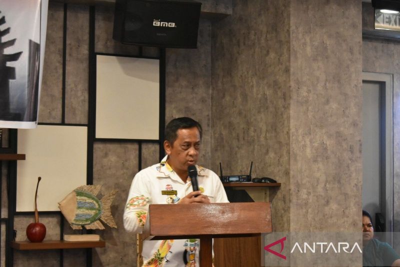 Penjabat Bupati Jayapura Semuel Siriwa saat memberikan sambutan pada satu kegiatan di Sentani (ANTARA/Yudhi Efendi)