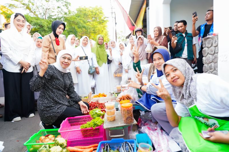 Calon Gubernur Jawa Timur nomor urut 2 Khofifah Indar Parawansa blusukan ke Pasar Templek, Kota Blitar, Sabtu (12/10/2024). (ANTARA/HO-Tim Khofifah-Emil)