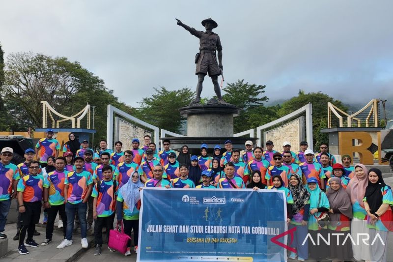 Pengurus Ikatan Arsitek Indonesia (IAI) Provinsi Gorontalo menggelar jalan sehat dan studi ekskursi Kota Tua Gorontalo yang diikuti oleh 80 orang peserta berasal dari anggota dan mitra IAI, Sabtu (12/10/2024). (ANTARA/HO-Humas IAI Gorontalo)