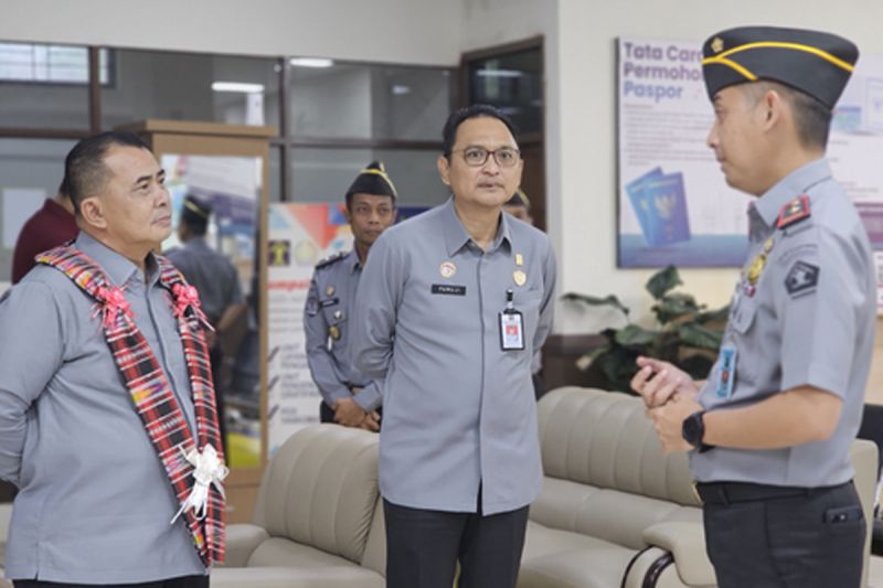 Kakanwil Kemenkumham Sulbar Pamuji Raharja (tengah), Kakanim Polman Adithia P Barus (kanan), dan Staf Ahli Menkumham Bidang Sosial Kosmas Harefa (kiri) di Kantor Imigrasi Polewali Mandar, Sulawesi Barat, Selasa (21/5/2024). ANTARA/HO-Imigrasi Polewali Mandar
