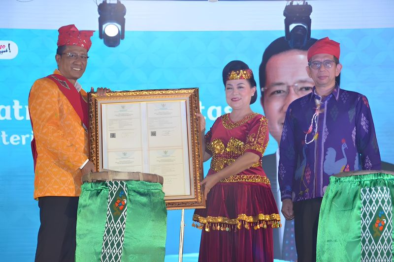 Menkumham RI Supratman Andi Agtas (kiri) menyerahkan secara simbolis sertifikat kekayaan intelektual komunal kepada Pemda Poso di Kabupaten Poso, Jumat malam (11/10/2024). (ANTARA/HO-Kanwil Kemenkumham Sulteng)