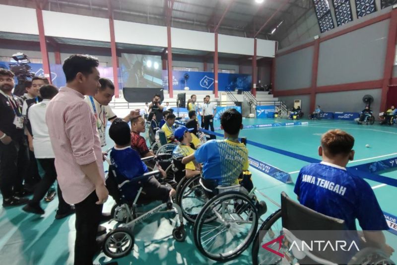Gibran menyaksikan pertandingan Boccia di Solo, Jawa Tengah, Sabtu (12/10/2024). ANTARA/Aris Wasita
