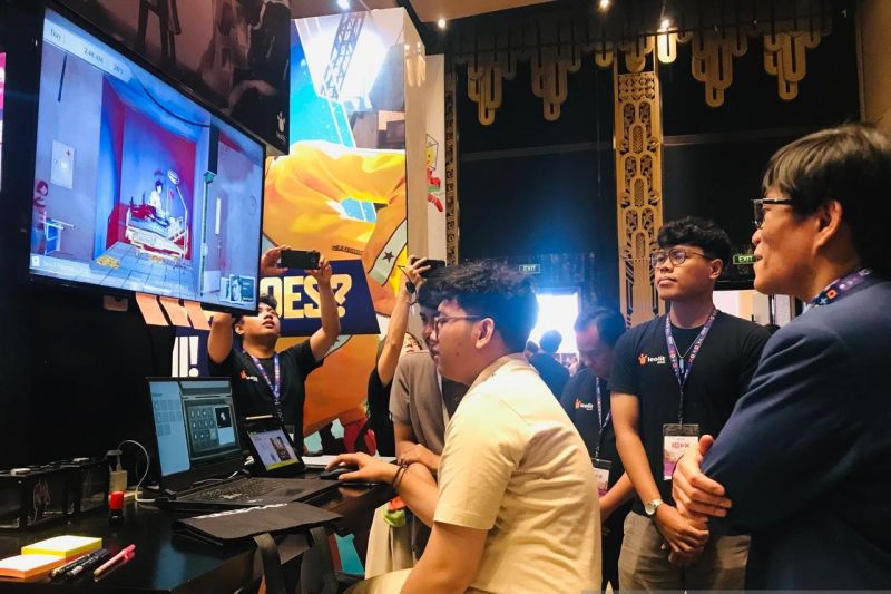 Direktur Jenderal Aplikasi Informatika (Aptika) Kemenkominfo Hokky Situngkir (kanan) menyaksikan salah satu gim yang ditampilkan pada booth pameran Indonesia Game Developer Exchange (IGDX) di Kuta, Kabupaten Badung, Bali, Sabtu (12/10/2024). ANTARA/Rolandus Nampu
