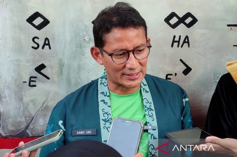 Menteri Pariwisata dan Ekonomi Kreatif (Menparekraf) Sandiaga Salahuddin Uno menjawab pertanyaan wartawan berkaitan namanya tidak masuk komposisi menteri kabinet Prabowo-Gibran seusai wisuda mahasiswa Politeknik Pariwisata (Poltekpar) Makassar, di Anjungan Pantai Losari Makassar, Sulawesi Selatan, Sabtu (12/10/2024). ANTARA/Darwin Fatir.