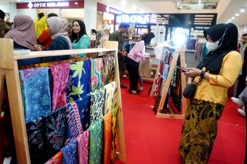 Pengunjung melihat pameran batik dalam ajang Kemilau Batik Nusantara tahun 2024 yang digelar Asosiasi Perajin Batik Madiun (APBM) dan Dinas Tenaga Kerja, Koperasi, dan Usaha Kecil Menengah (Disnaker KUKM) Kota Madiun di Atrium Suncity Mall Madiun, Jawa Timur. ANTARA/HO-Diskominfo Kota Madiun