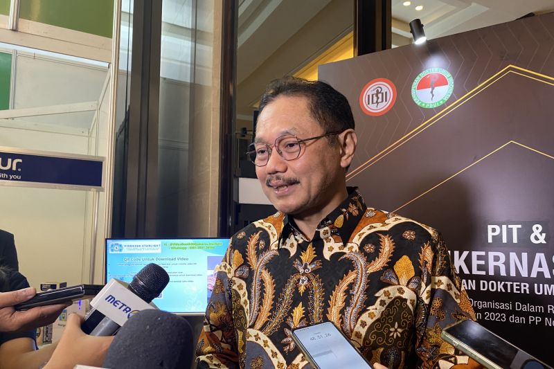 Ketua Umum Asosiasi Institusi Pendidikan Kedokteran Indonesia (AIPKI) Budi Santoso usai menghadiri Pertemuan Ilmiah dan Mukernas XIV Perhimpunan Dokter Umum Indonesia (PDUI) di Jakarta, Sabtu (12/10/2024). (ANTARA/Rizka Khaerunnisa)