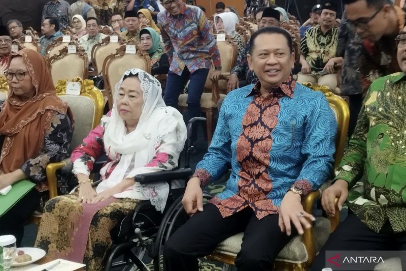 Istri Presiden Ke-4 Abdurrahman Wahid, Sinta Nuriyah bersama Ketua MPR RI Bambang Soesatyo di Kompleks Parlemen, Jakarta, Minggu (29/9/2024). (ANTARA/Bagus Ahmad Rizaldi)
