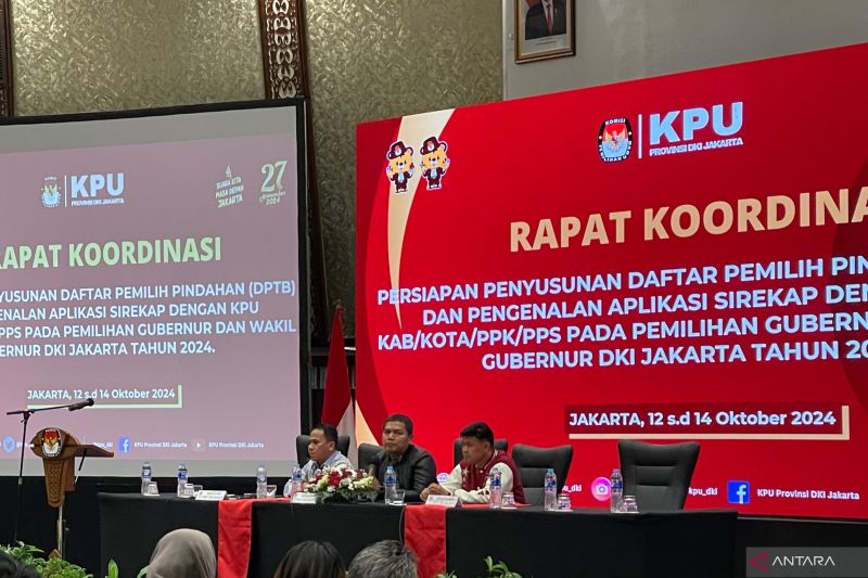 Ketua KPU DKI Jakarta Wahyu Dinata saat membuka Rapat Koordinasi Persiapan Penyusunan Daftar Pemilih Pindahan (DPTb) dan Pengenalan Aplikasi Sirekap di kawasan Ancol, Jakarta Utara, Sabtu (12/10/2024). ANTARA/Siti Nurhaliza