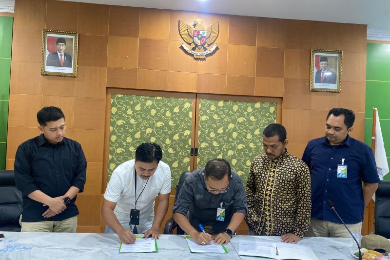 Penandatangan kesepakatan pemberian jaminan soail BPJS Ketenagakerjaan kepada pendamping desa di Jambi. (ANTARA/HO-BPJS Ketenagakerjaan)