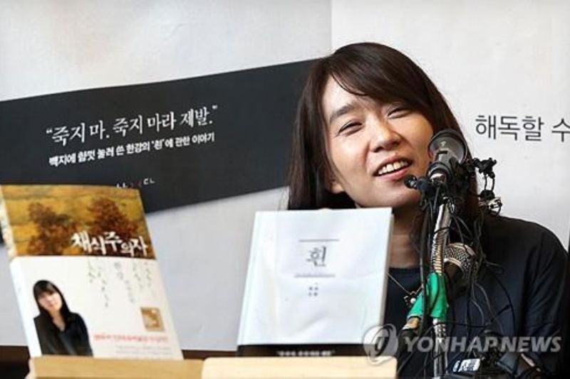 Penjualan buku-buku novelis Han Kang melonjak tajam di toko buku daring Korea Selatan setelah ia memenangkan Hadiah Nobel Sastra, dengan lebih dari 130.000 eksemplar terjual dalam waktu kurang dari sehari di dua platform besar.
Kyobo Book Centre dan Yes24 melaporkan pada Jumat (11/10/2024) bahwa mereka masing-masing telah menjual lebih dari 60.000 dan 70.000 eksemplar karya Han. /ANTARA/Yonhap/py