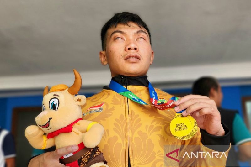 Atlet goalball Jawa Tengah, Nur Iksan, usai menerima pengalungan medali emas Peparnas XVII di Solo. (ANTARA/I.C. Senjaya)