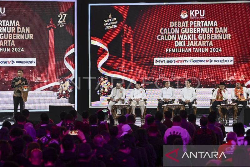 Ketua KPU DKI Jakarta Wahyu Dinata (kiri) disaksikan tiga pasangan calon Gubernur-Wakil Gubernur DKI Jakarta Ridwan Kamil-Suswono, Dharma Pongrekun-Kun Wardana Abyoto, dan Pramono Anung-Rano Karno menyampaikan sambutan dalam debat pertama pasangan Calon Gubernur dan Wakil Gubernur DKI Jakarta tahun 2024 di JIExpo Kemayoran, Jakarta, Minggu (6/10/2024). (ANTARA FOTO/Aprillio Akbar/aww)