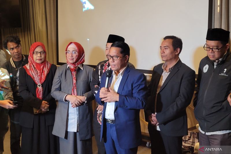 Ketua Badan Wakaf Indonesia (BWI) Kamaruddin Amin (tengah) bersama jajaran dalam kegiatan temu media di Jakarta, Jumat (11/10/2024). (ANTARA/Sean Filo Muhamad)