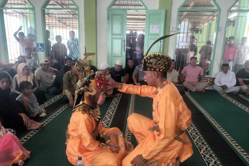 Seorang warga binaan pemasyarakatan melangsungkan pernikaha di dalam masjid Lapas Pohuwato, Kabupaten Pohuwato, Gorontalo. ANTARA/HO-Lapas Pohuwato