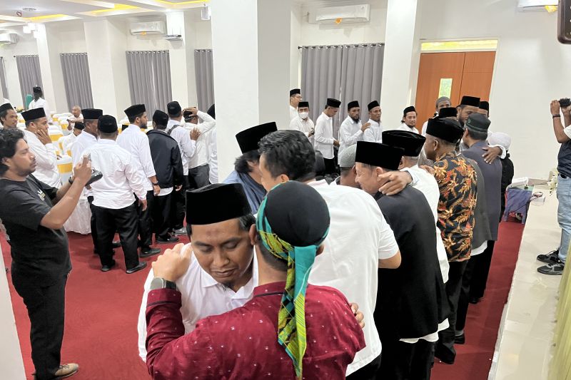 Momen eks anggota JI bersalaman dengan para ulama Indonesia serta Densus 88 usai deklarasi ikrar NKRI di Ambon, Sabtu. (ANTARA/Winda Herman)
