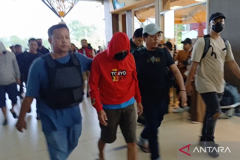Polisi saat membawa tiga pelaku terduga jaringan bandar narkoba asal Jambi di Bandara Sultan Thaha, ketiganya dibawa ke Jakarta, Sabtu (12/10/2024). (ANTARA/Tuyani)