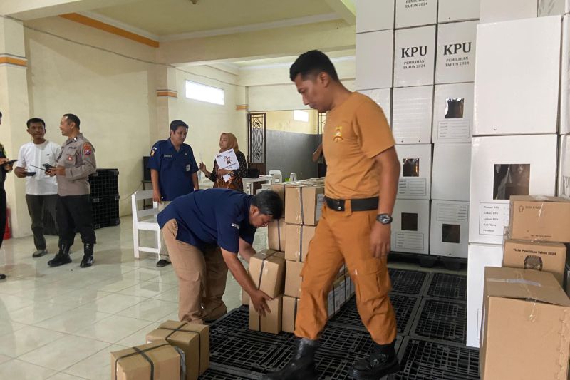 Petugas mendata jumlah kotak surat suara yang baru datang di gudang KPU Kota Blitar, Jawa Timur, Sabtu (12/10/2024). KPU Kota Blitar menerima 63 boks surat suara, satu di antaranya untuk keperluan jika ada PSU. ANTARA/ HO-KPU Kota Blitar