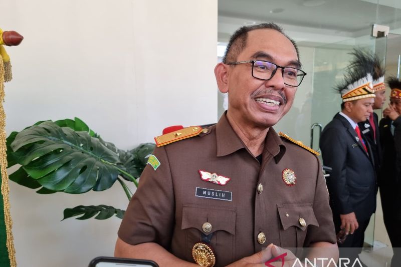 Wakil Kepala Kejati Papua Barat Muslikhuddin memberikan keterangan kepada awak media terkait penanganan perkara dugaan korupsi pada proyek jalan Mogoy-Merdey di Kabupaten Teluk Bintuni. (ANTARA/Fransiskus Salu Weking)