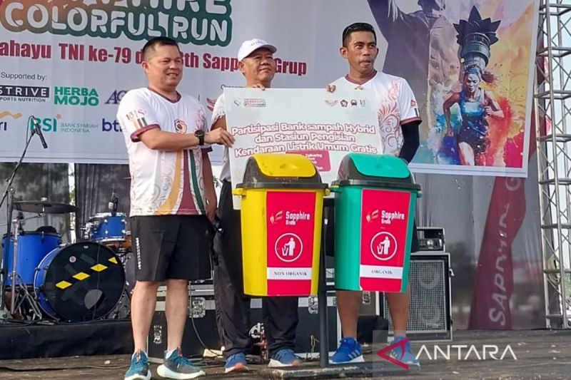 Dari kiri ke kanan: Danrem 071/Wijayakusuma Kolonel Inf Jamaluddin, Direktur Bisnis Shappire Group M Thamrin, dan Dandim 0701/Banyumas Letkol Arm Ida Bagus Adi Purnama dalam peluncuran program Mari Bergerak (Mager) yang ditandai dengan penyerahan 50 unit bak sampah hibrida di halaman Menara Pandang Teratai, Purwokerto, Kabupaten Banyumas, Jawa Tengah, Minggu (13/10/2024). ANTARA/Sumarwoto