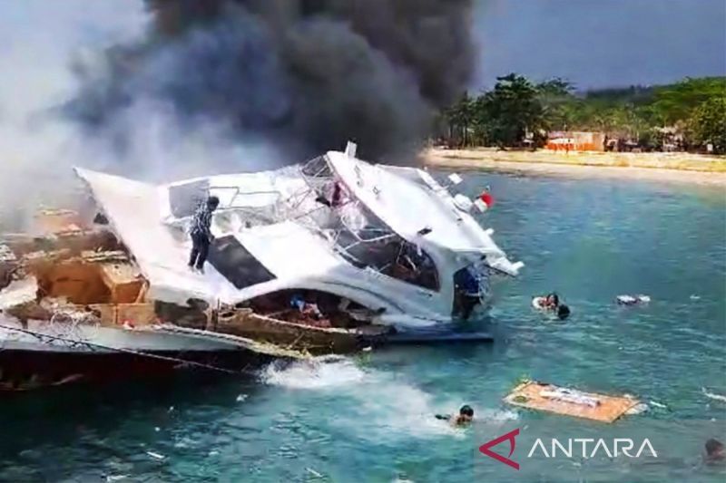 Bella 72 speedboat caught fire at the Bobong village port in North Maluku's Taliabu Island District on Saturday afternoon (Oct 12, 2024). ANTARA/Abdul Fatah/aa.