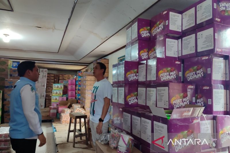 Pemkot Bengkulu saat melakukan pengawasan makanan di sejumlah distributor yang ada di wilayah tersebut. ANTARA/Anggi Mayasari