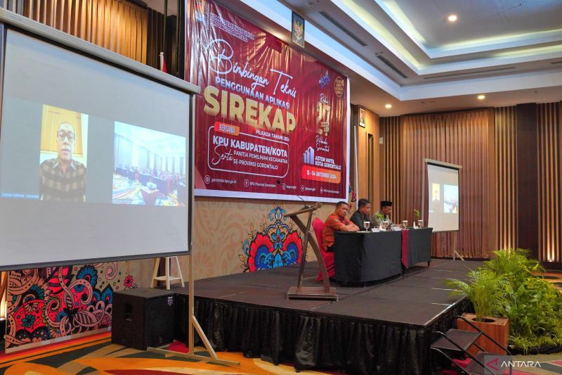 Anggota KPU Provinsi Gorontalo sekaligus ketua Divisi Perencanaan, Data dan Informasi Roy Hamrain dalam bimtek penggunaan aplikasi Sirekap kepada Panitia Pemilihan Kecamatan (PPK) se Gorontalo. ANTARA/HO-Humas KPU Provinsi Gorontalo).