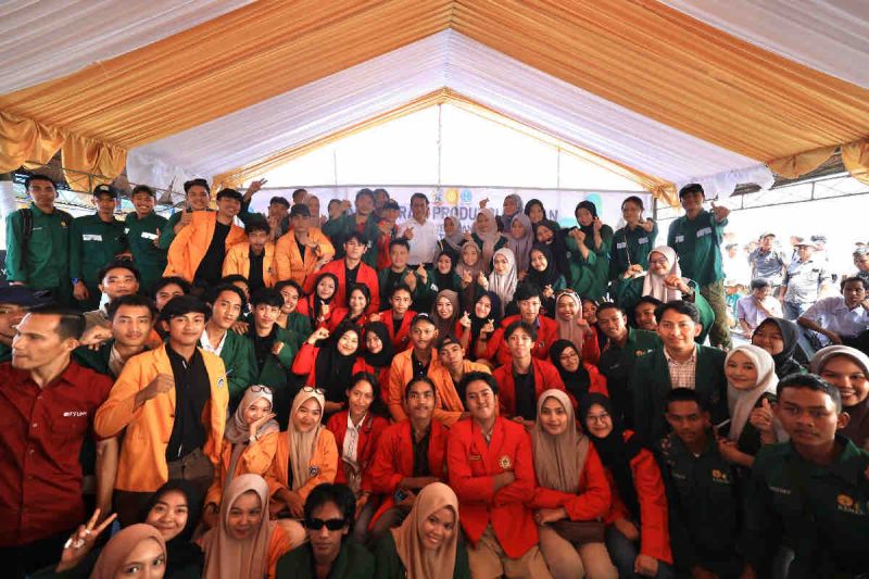 Menteri Pertanian (Mentan) Andi Amran Sulaiman (tengah) bersama sejumlah mahasiswa dari berbagai perguruan tinggi di wilayah Sulawesi Selatan (Sulsel). ANTARA/HO-Humas Kementan