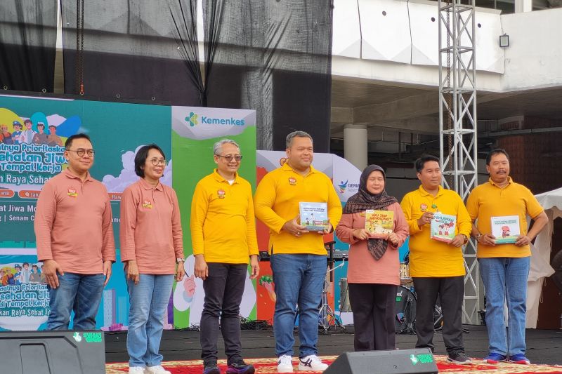 Dirjen Kesehatan Masyarakat Kemenkes Maria Endang Sumiwi (kedua kiri), Sekretaris Jenderal Kementerian Kesehatan Kunta Wibawa Dasa Nugraha (ketiga kiri), dan Kepala Biro Hubungan Masyarakat Kemnaker Sunardi Manampiar Sinaga (tengah) dalam acara Pekan Raya Sehat Jiwa, di Jakarta, Minggu (13/10/2024). (ANTARA/Anita Permata Dewi)
