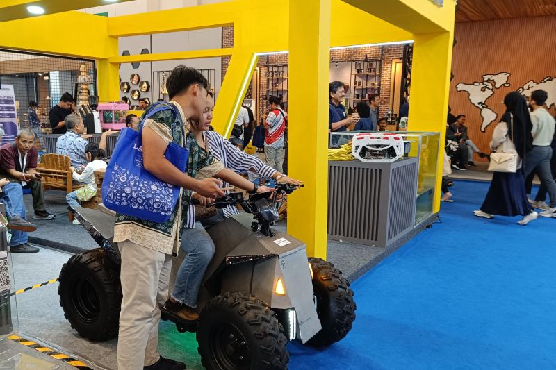 Pengunjung mencoba motor listrik ATV yang hasil inovasi Politeknik Elektronika Negeri Surabaya (PENS) pada ajang Trade Expo Indonesia (TEI) ke-39 yang diselenggarakan di Tangerang pada 9 Oktober hingga 12 Oktober 2024. (ANTARA/HO-Mitrasdudi)