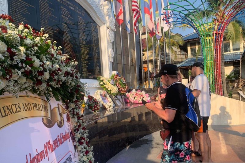 Foreign tourists paying homage to victims of the 2002 bombings at the Bali Bombings Monument in Kuta, Badung District, Bali, on Saturday (October 12, 2024). ANTARA/Rolandus Nampu/nbl.
