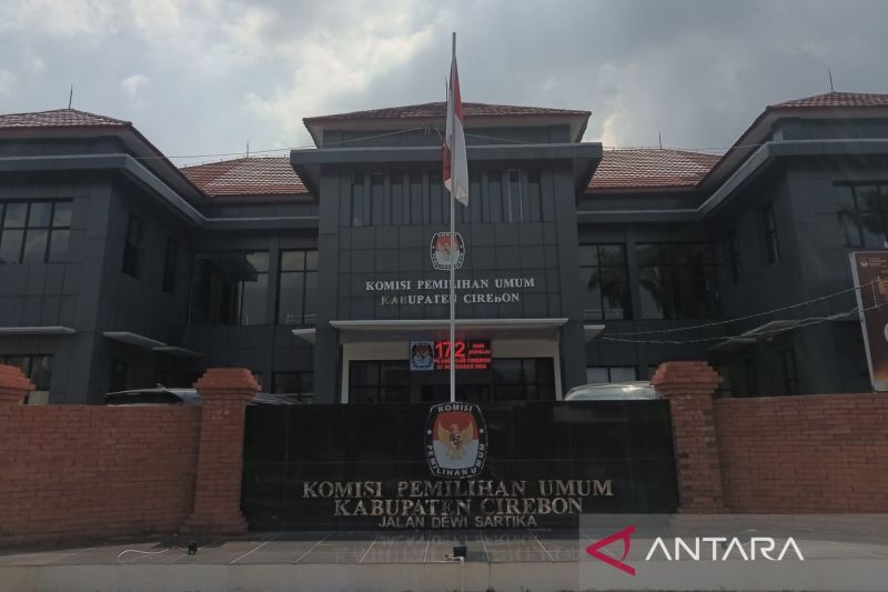 Tampak depan Kantor KPU Kabupaten Cirebon, Jawa Barat. ANTARA/Fathnur Rohman.